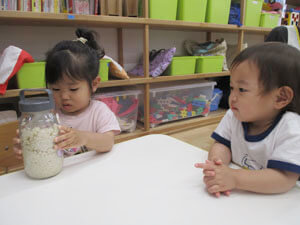 保育園児が麹を見ている様子