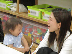 保育園で過ごす親子の様子