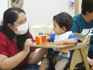 保育園で過ごす親子の様子