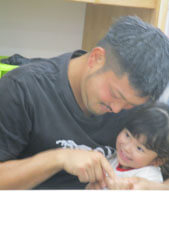 保育園で過ごす親子の様子