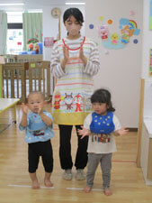 保育園の園児と先生