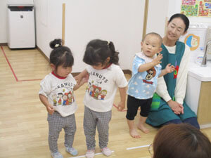 保育園の園児と先生