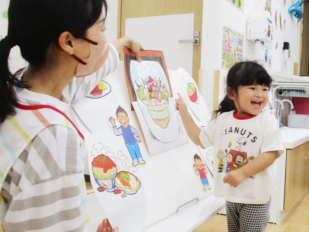 保育園の先生と園児の様子