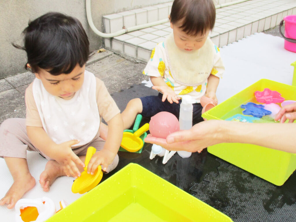 保育園の園児達が水遊びをする様子