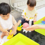 保育園の園児達が水遊びをする様子