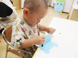 保育園の幼児が制作をする様子