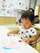 保育園の幼児が制作をする様子