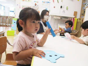 保育園の幼児が制作をする様子