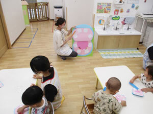 保育園の先生と園児たち