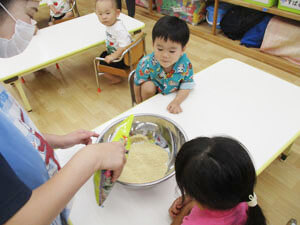 保育園の先生と園児たち