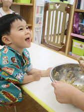 ぬかの匂いを嗅ぐ保育園児の様子