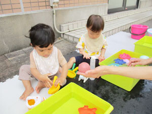 保育園の園児達が水遊びをする様子