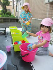 保育園の園児達が水遊びをする様子