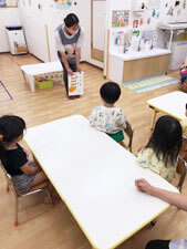 保育園の先生と園児達