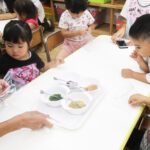 保育園児がふりかけを作っている様子