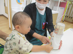 保育園で園児がミキサーを使う様子