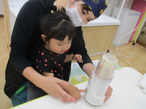 保育園で園児がミキサーを使う様子