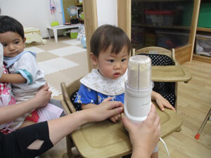 保育園で園児がミキサーを使う様子
