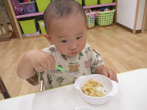 保育園で手作りきな粉を食べる園児