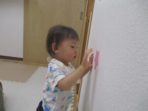 保育園児が保育園で七夕のゲームをする様子