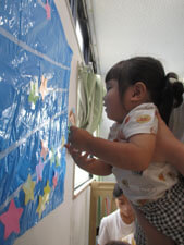 保育園児が保育園で七夕の作品を作る様子