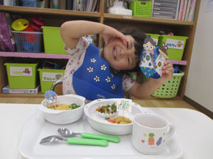 七夕給食を食べる保育園児