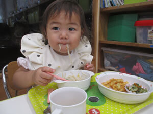 七夕給食を食べる保育園児