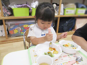 七夕給食を食べる保育園児