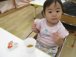 梅ジュースを飲む保育園児