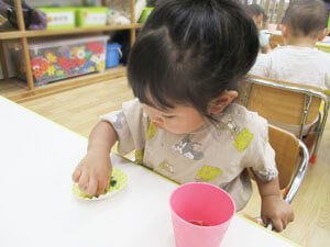 糠漬けを食べる保育園児
