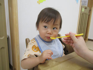 糠漬けを食べる保育園児