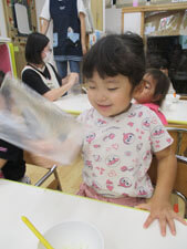 ふりかけを混ぜる園児