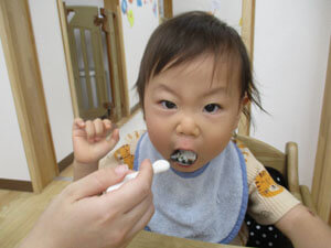 ふりかけご飯を食べる保育園児