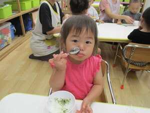 ふりかけご飯を食べる保育園児