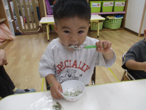 ふりかけご飯を食べる保育園児