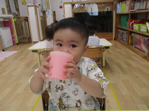 梅ジュースを飲む保育園児