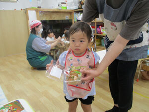 給食を運ぶ園児