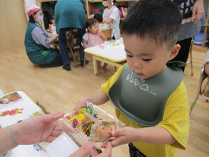 給食を運ぶ園児