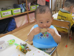 給食を食べる園児