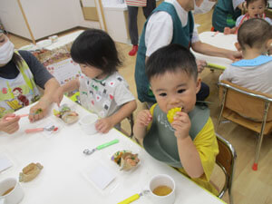 給食を食べる園児
