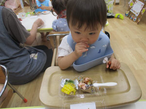 給食を食べる園児