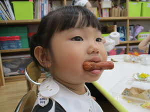 給食を食べる園児