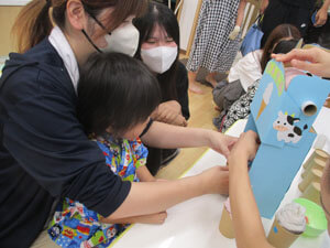 夏祭りの屋台で遊ぶ親子