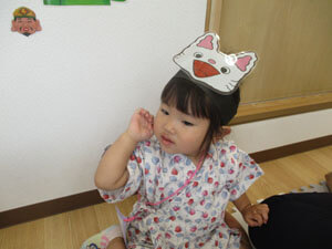 お面屋をかぶる園児