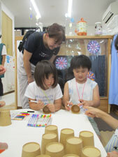 卒園児の親子が屋台を楽しむ様子