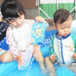 プールで遊ぶ保育園児たち