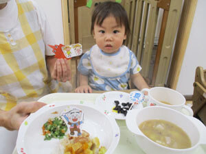 給食を食べる保育園児