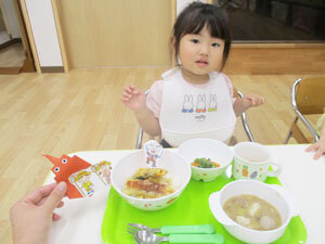給食を食べる保育園児
