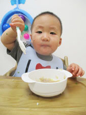 給食を食べる保育園児