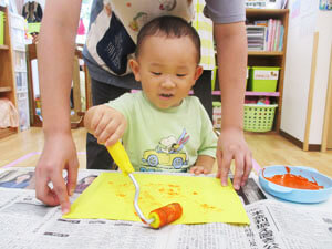工作をする保育園児